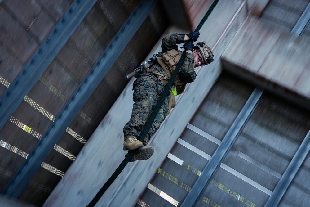 31st MEU | BLT 1/7 completes fast rope qualification