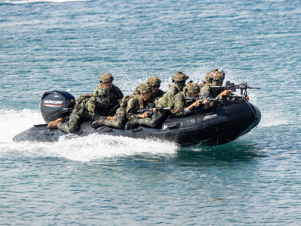 MRF-D 25.3: U.S. Marines, Armed Forces of the Philippines participate in amphibious assault demonstration during MAREX 25