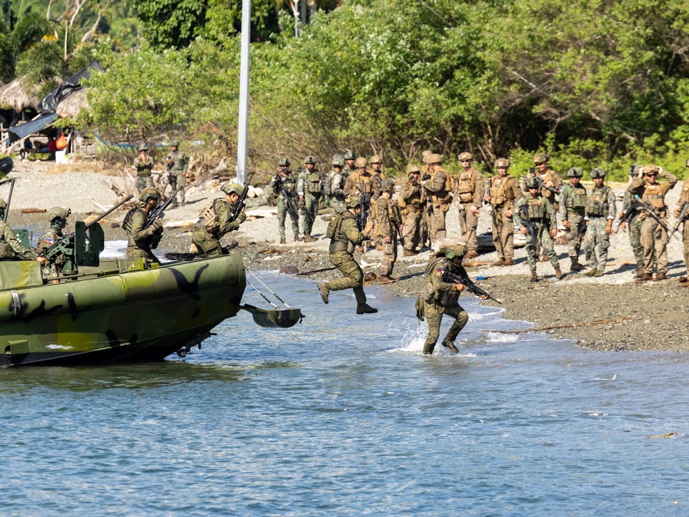 MRF-D 25.3: U.S. Marines, Armed Forces of the Philippines participate in amphibious assault demonstration during MAREX 25