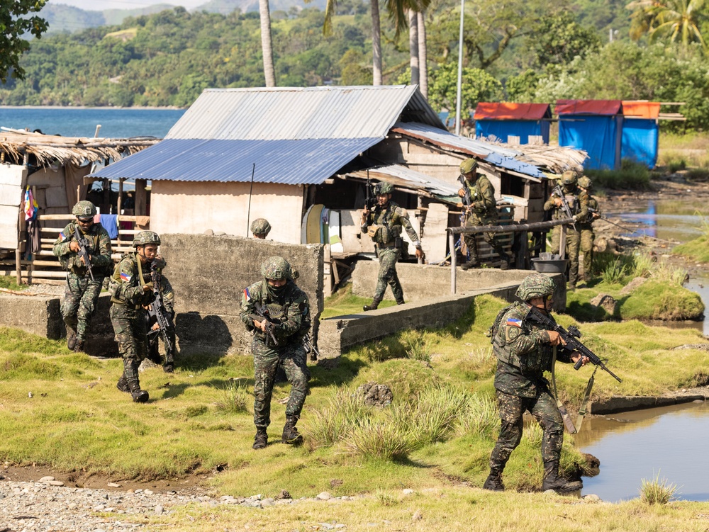 MRF-D 25.3: U.S. Marines, Armed Forces of the Philippines participate in amphibious assault demonstration during MAREX 25