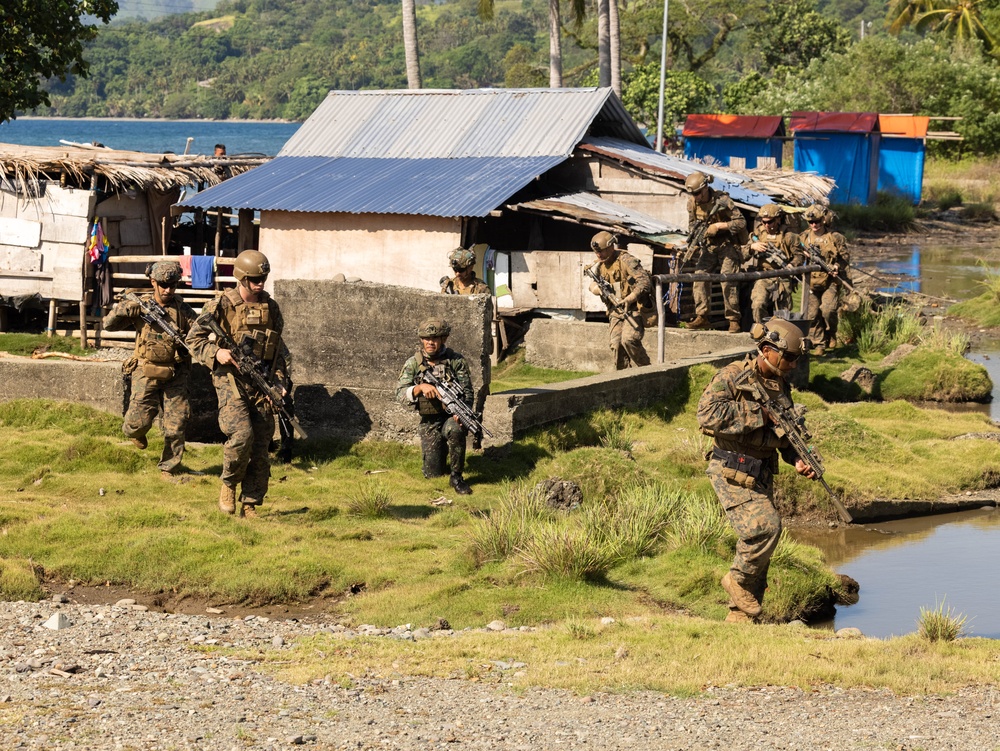 MRF-D 25.3: U.S. Marines, Armed Forces of the Philippines participate in amphibious assault demonstration during MAREX 25