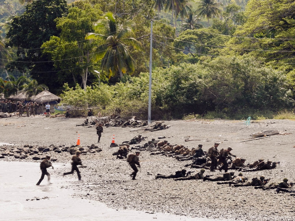 MRF-D 25.3: U.S. Marines, Armed Forces of the Philippines participate in amphibious assault demonstration during MAREX 25