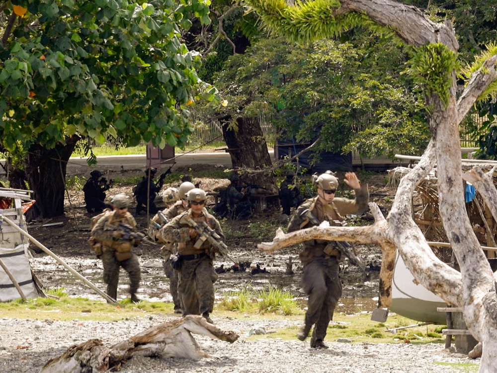 MRF-D 25.3: U.S. Marines, Armed Forces of the Philippines participate in amphibious assault demonstration during MAREX 25