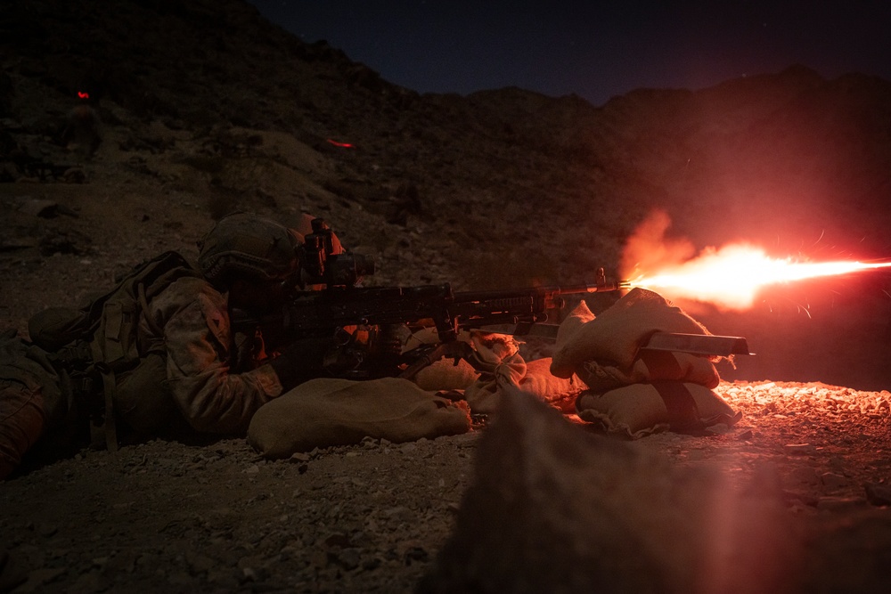 V16 participates in R400 night live-fire company attacks