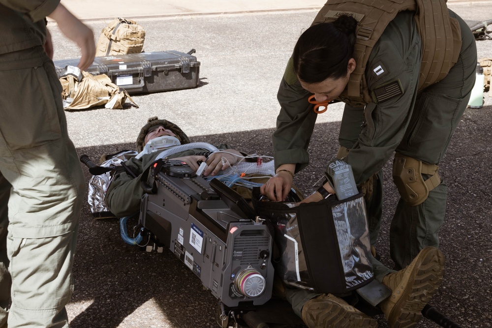 MRF-D 25.3: U.S. Navy nurses and Corpsmen conduct enroute care training