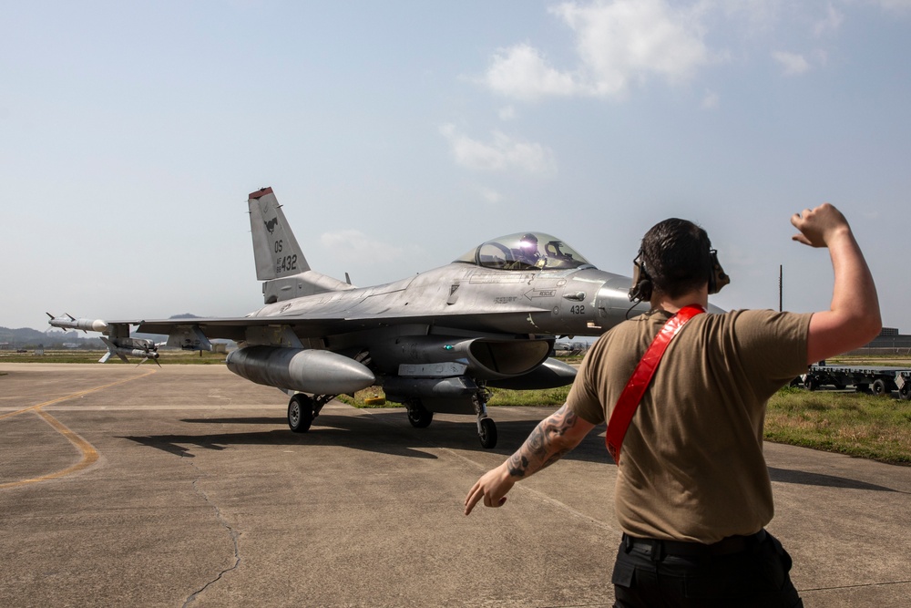 U.S. Marine Corps, Air Force ready for Freedom Flag 25-1