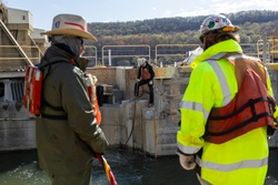 Heavyweight precision: Medium capacity fleet tackles 235,000-pound miter gates repairs [Image 15 of 41]