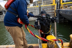 Heavyweight precision: Medium capacity fleet tackles 235,000-pound miter gates repairs [Image 30 of 41]