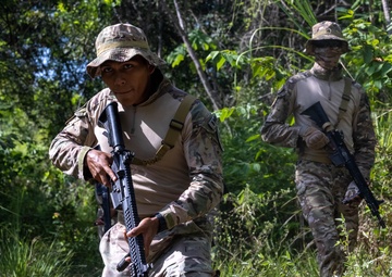 1st Battalion, 8th Marines teach movement formations to Panamanian security forces