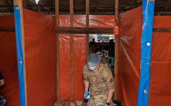 U.S., Philippines forces bring health services, school supplies to remote Palawan Community
