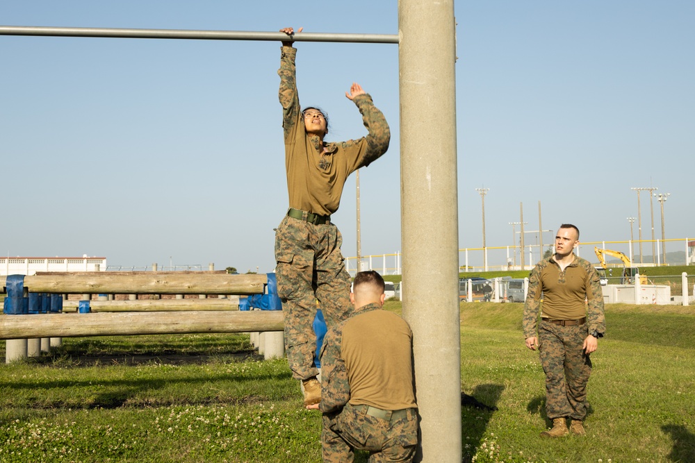 Commstrat Marines participate in obstacle course