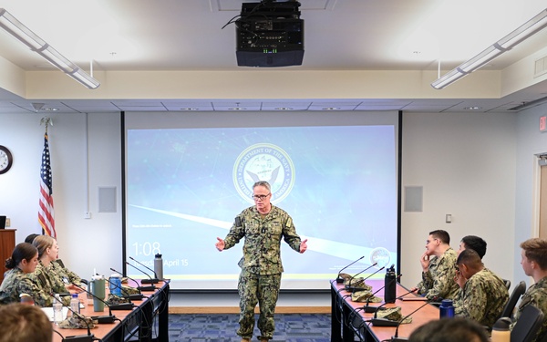 U.S. Navy Midshipmen visit ONI