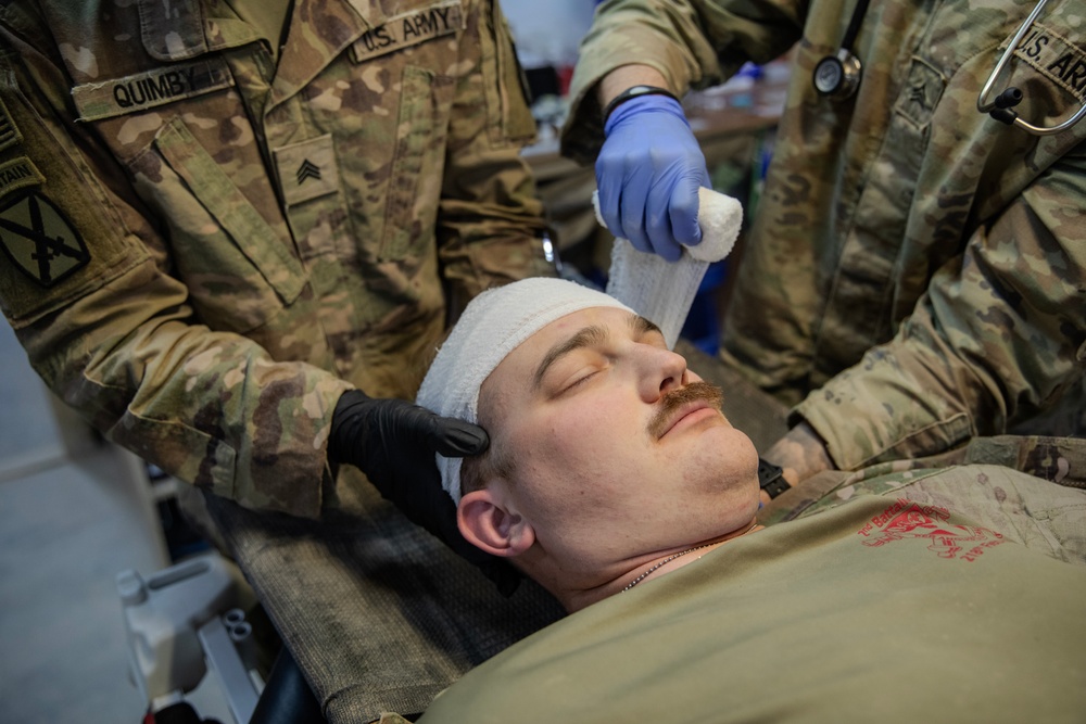 10th Mountain Division Medics Provide Critical Care to Simulated Casualty in Mass Casualty Exercise