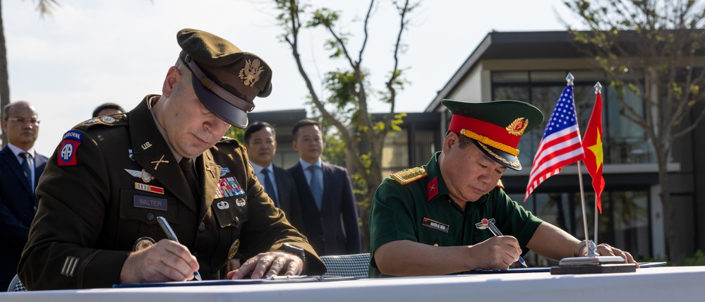 U.S. Ambassador Marc E. Knapper, VNOSMP and DPAA personnel conduct repatriation ceremony - 25-2VN