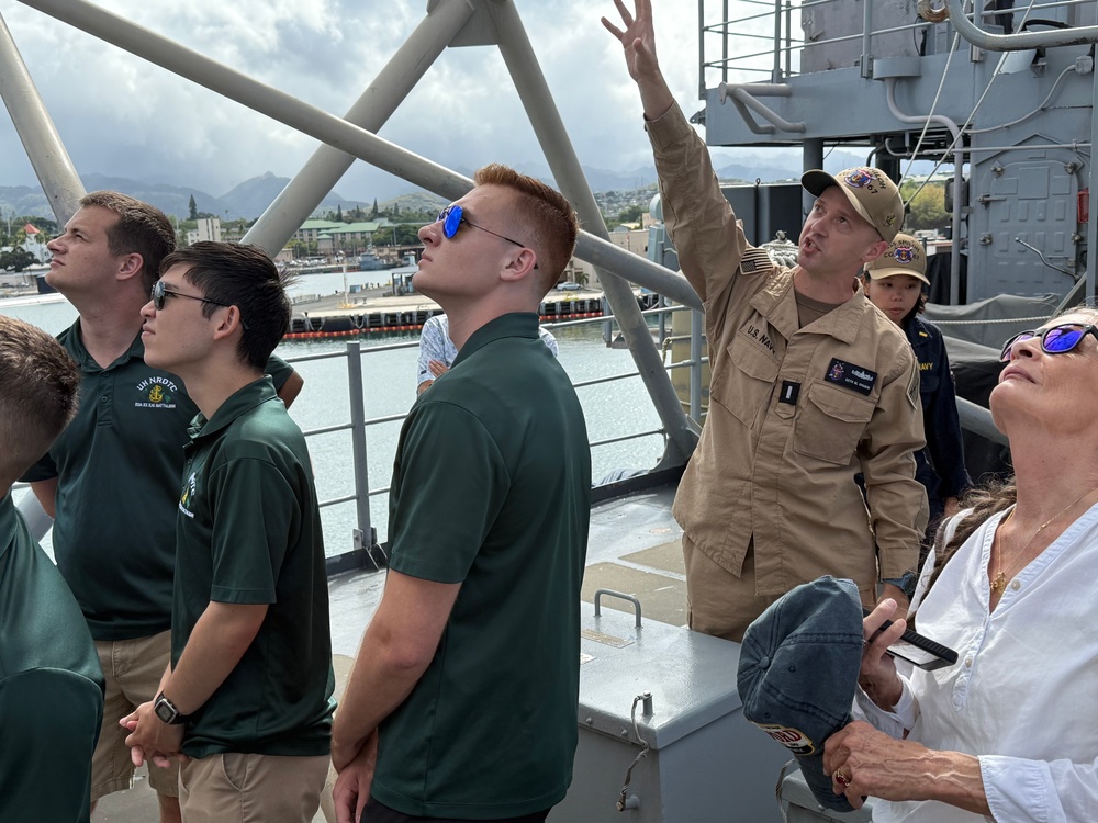 USS Shiloh (CG 67) hosts University of Hawaii ROTC