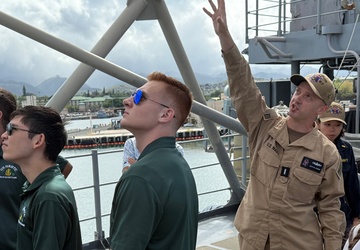 USS Shiloh (CG 67) hosts University of Hawaii ROTC