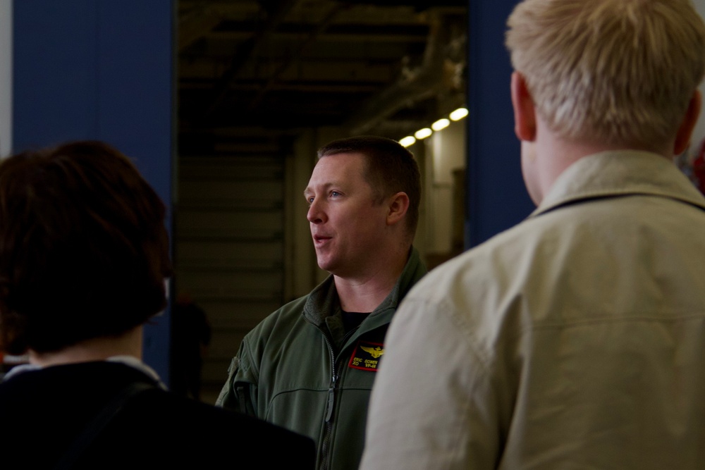 Icelandic Minister of Justice Visits U.S. VP Squadrons