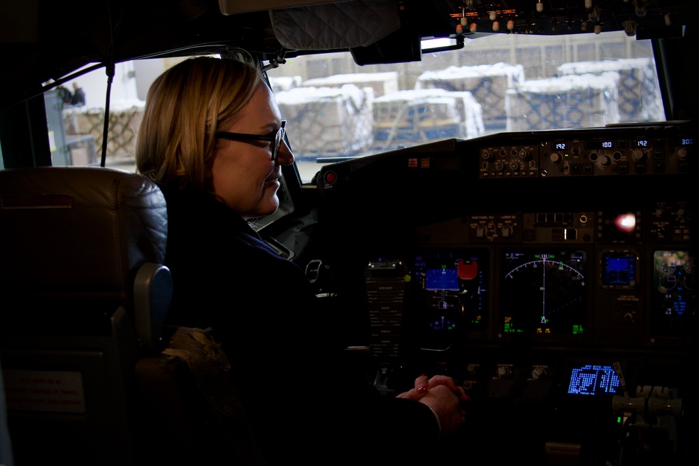 Icelandic Minister of Justice Visits U.S. VP Squadrons
