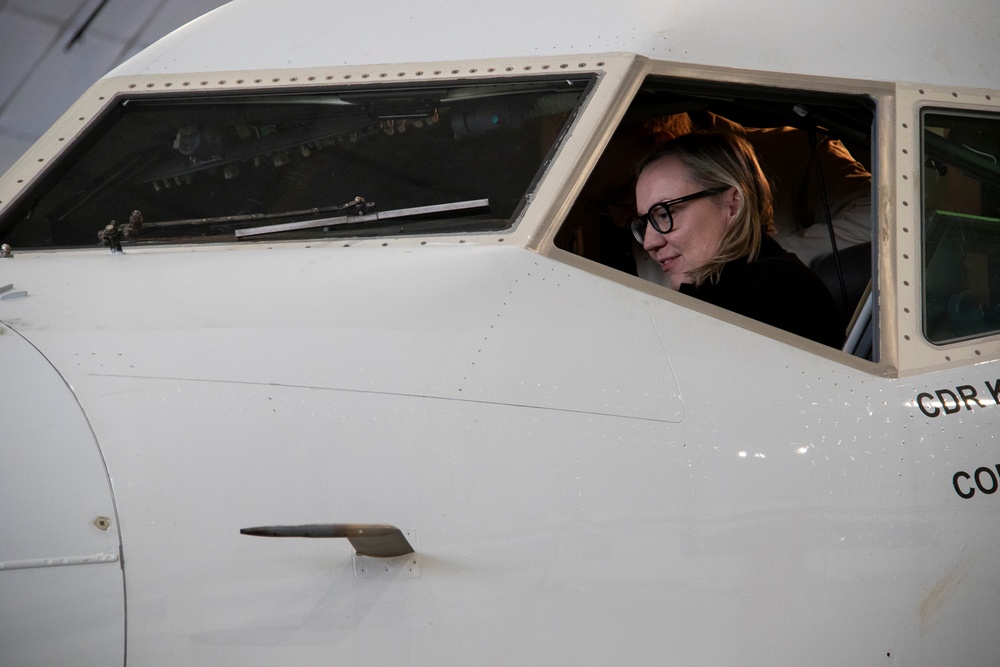 Icelandic Minister of Justice Visits U.S. VP Squadrons