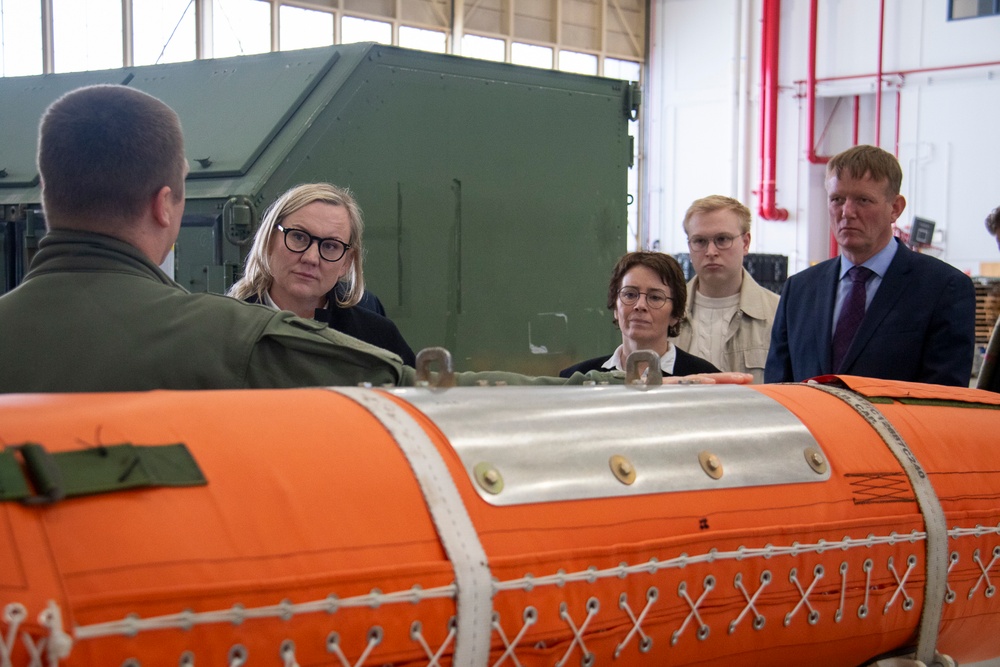 Icelandic Minister of Justice Visits U.S. VP Squadrons