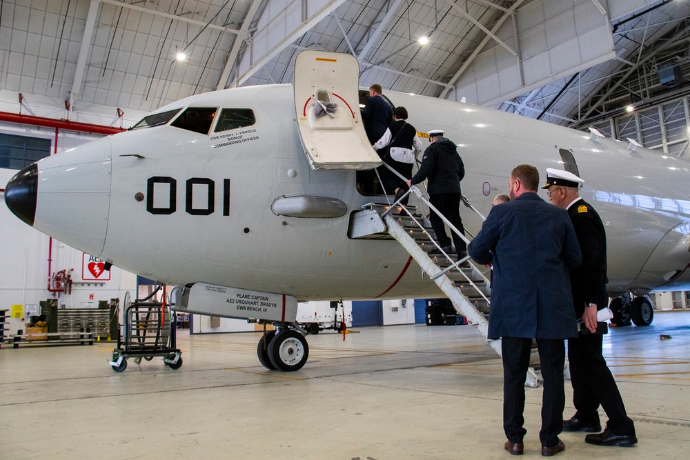 Icelandic Minister of Justice Visits U.S. VP Squadrons