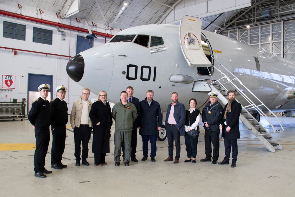Icelandic Minister of Justice Visits U.S. VP Squadrons