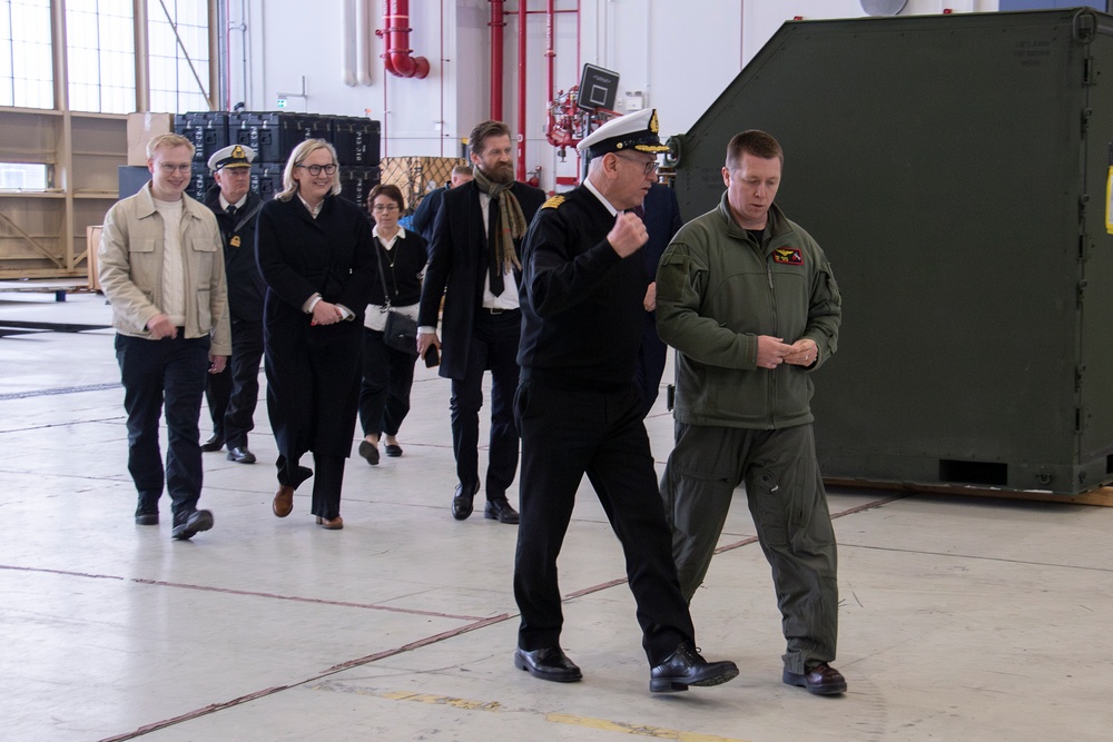 Icelandic Minister of Justice Visits U.S. VP Squadrons
