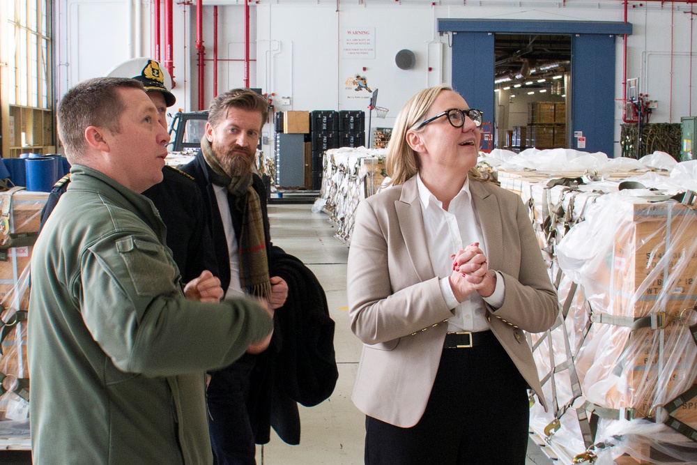 Icelandic Minister of Justice Visits U.S. VP Squadrons