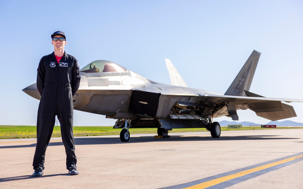 Oklahoma Civil Air Patrol Cadets meet F-22 Demonstration Team