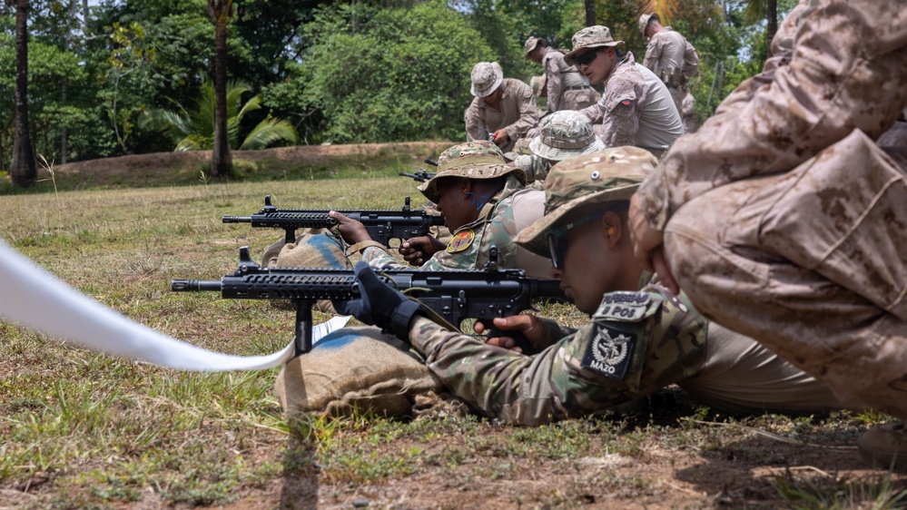 1st Battalion, 8th Marines and Panamanian security forces zero their rifles