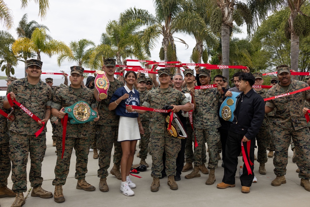 Camp Pendleton Marines welcome Oscar De La Hoya