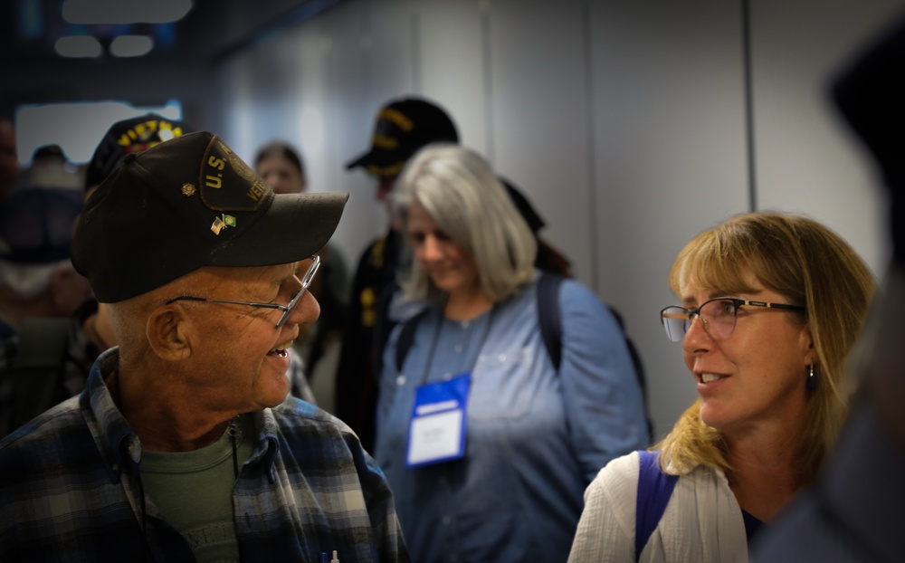 Honor flight ceremony connect Washington Guardsmen with veterans