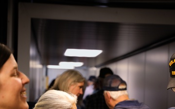 Honor flight ceremony connect Washington Guardsmen with veterans