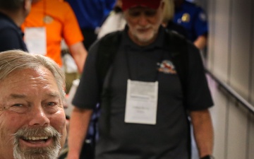 Honor flight ceremony connect Washington Guardsmen with veterans