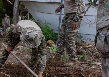 U.S. Marines with 1st Battalion, 8th Marines, 6th Regiment, 2d Marine Division teach Panamanian security forces how to dig a fighting hole