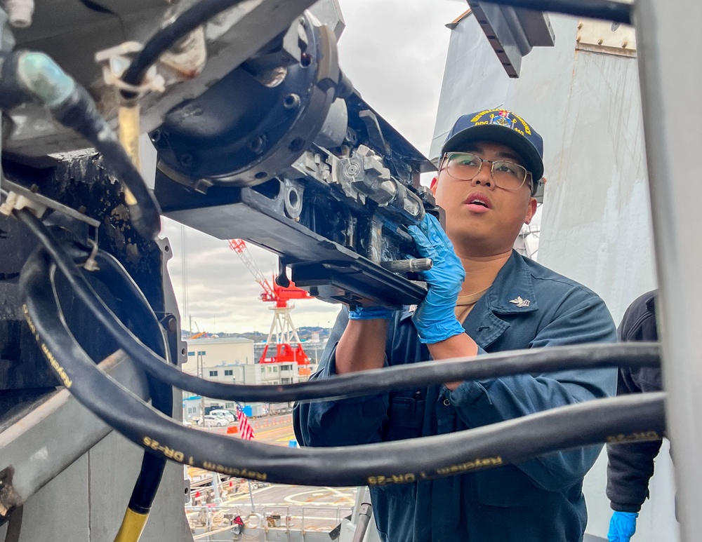 USS William P. Lawrence Conducts Topside Maintenance