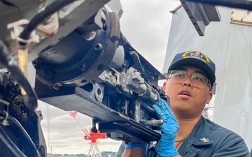 USS William P. Lawrence Conducts Topside Maintenance
