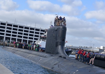USS New Hampshire arrives at Fleet Week Fort Lauderdale 2025