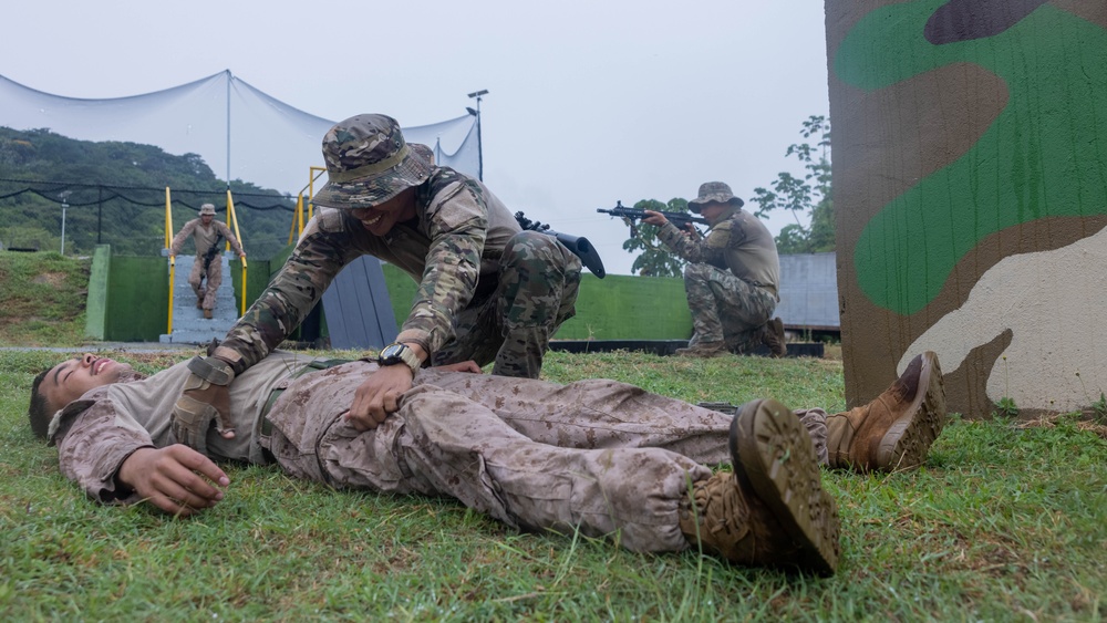 Panamanian security forces practice squad movements
