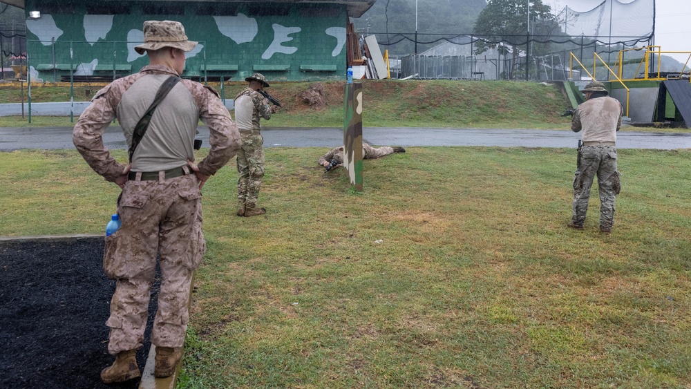 Panamanian security forces practice squad movements