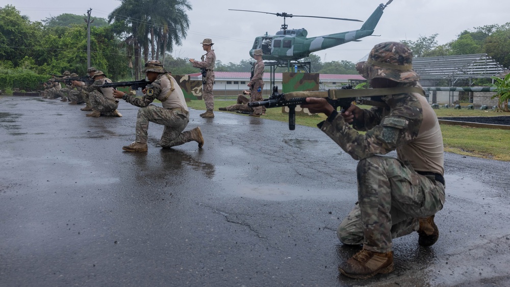 Panamanian security forces practice squad movements