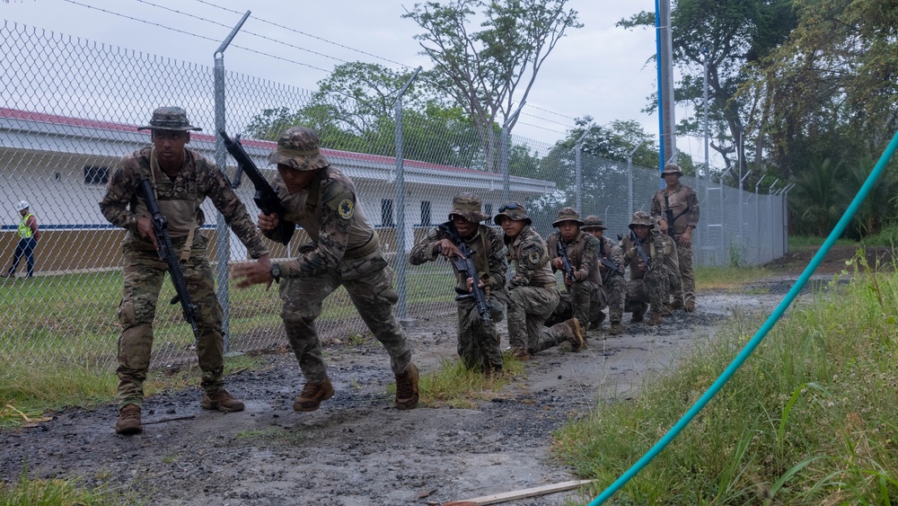 Panamanian security forces practice squad movements
