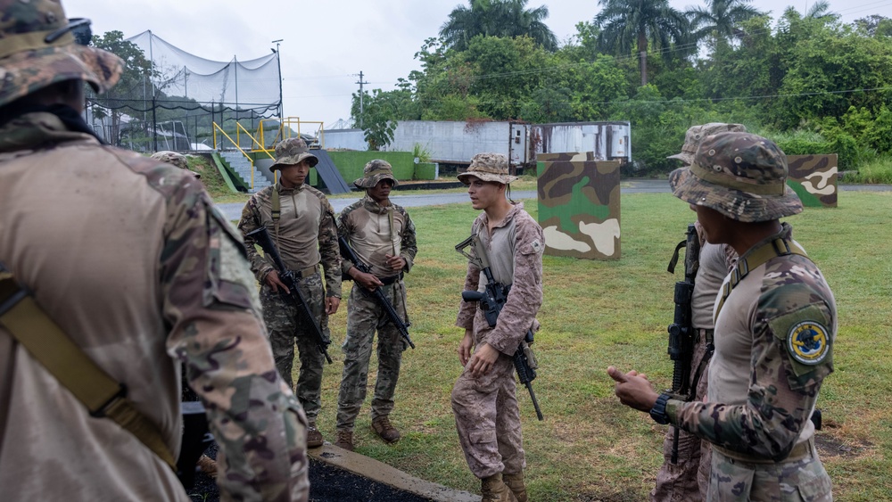 Panamanian security forces practice squad movements
