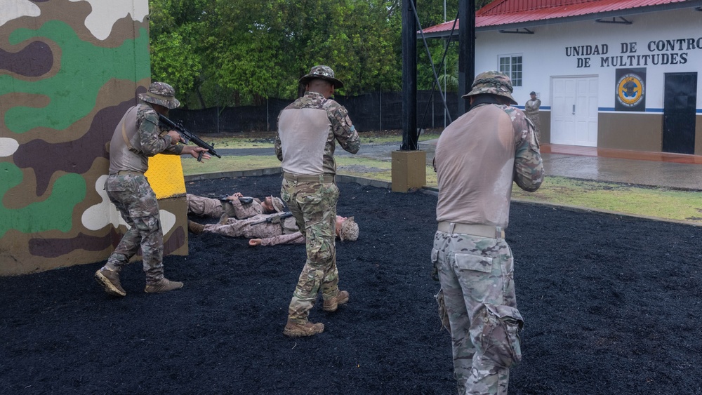Panamanian security forces practice squad movements