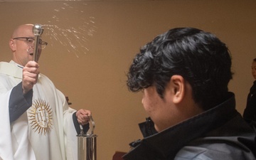 USS Ronald Reagan (CVN 76) hosts Easter Mass