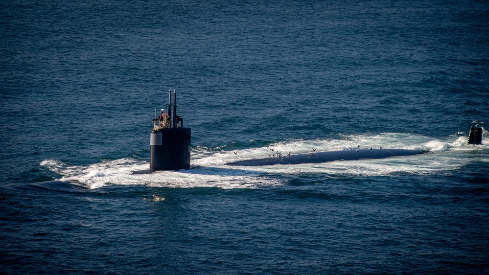 USS Santa Fe (SSN 763) Transits the Pacific Ocean