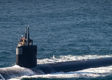 USS Santa Fe (SSN 763) Transits the Pacific Ocean