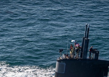 USS Santa Fe (SSN 763) Transits the Pacific Ocean