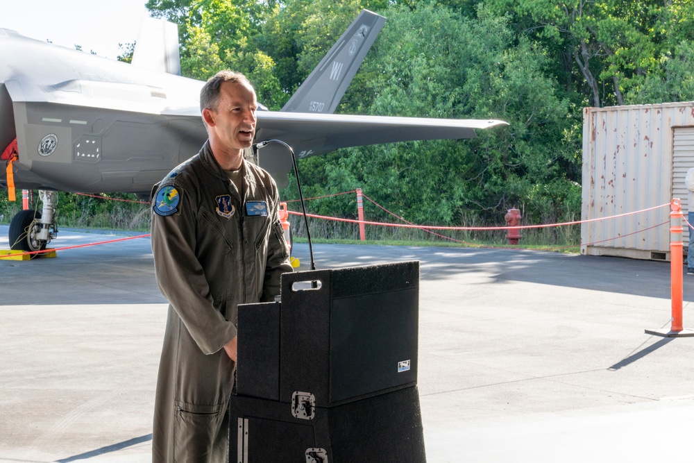 Command changes hands as F-35 era takes off