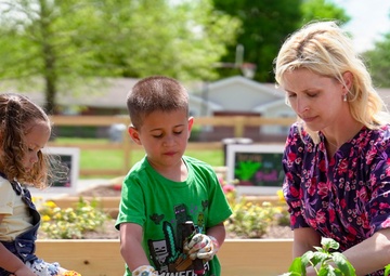 First Lady of Kentucky Visits Fort Campbell to Honor Military Children